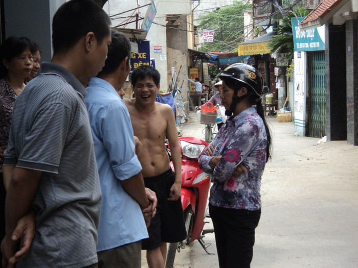 Vụ việc xảy ra đã thu hút nhiều người dân bàn tán... Vụ việc xảy ra đã thu hút nhiều người dân bàn tán...