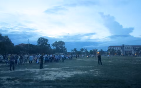 Việc chiếc may bay xuất hiện khiến nhiều người dân trong khu vực đặc biệt quan tâm. (Ảnh: vietnamnet)