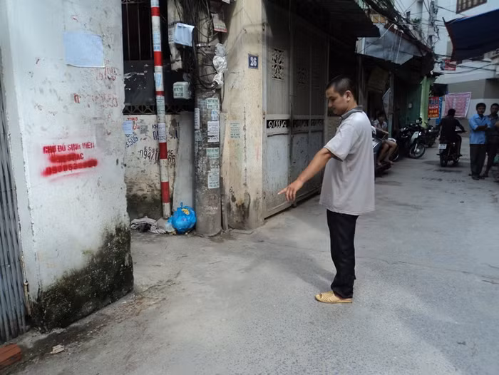 Anh Nguyễn Văn Tuất vẫn chưa hết bàng hoàng về vụ nổ và chỉ cho chúng tôi vị trí quả mìn phát nổ sau khi anh đá ra ngoài