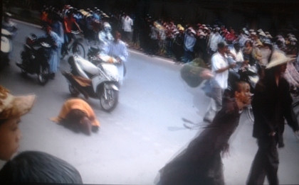 Một người mặc áo tu hành trong đoàn tháp tùng nhà sư "nhất bộ nhất bái" này cũng đã từng "tung chưởng" ngay giữa phố đông Một người mặc áo tu hành trong đoàn tháp tùng nhà sư "nhất bộ nhất bái" này cũng đã từng "tung chưởng" ngay giữa phố đông