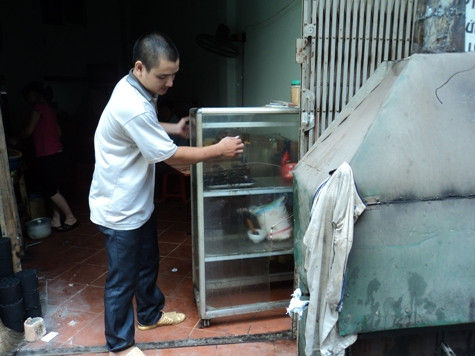 Anh Tuất đang chỉ vết kính vỡ từ lần nổ mìn cách đây khoảng 1 tháng Anh Tuất đang chỉ vết kính vỡ từ lần nổ mìn cách đây khoảng 1 tháng