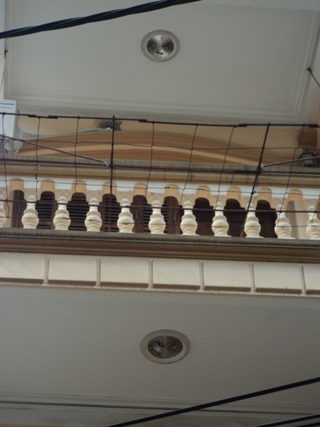 Với sức ép khủng khiếp từ vụ nổ, một số chao bóng đèn (ở tầng 3) của những hộ dân xung quanh đã bị vỡ. Với sức ép khủng khiếp từ vụ nổ, một số chao bóng đèn (ở tầng 3) của những hộ dân xung quanh đã bị vỡ.