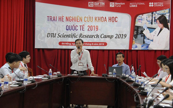 Các chuyên gia chia sẻ về kinh nghiệm tránh đạo và xin học bổng Tiến sĩ ở nước ngoài tại Trại hè. Ảnh: AN Các chuyên gia chia sẻ về kinh nghiệm tránh đạo và xin học bổng Tiến sĩ ở nước ngoài tại Trại hè. Ảnh: AN