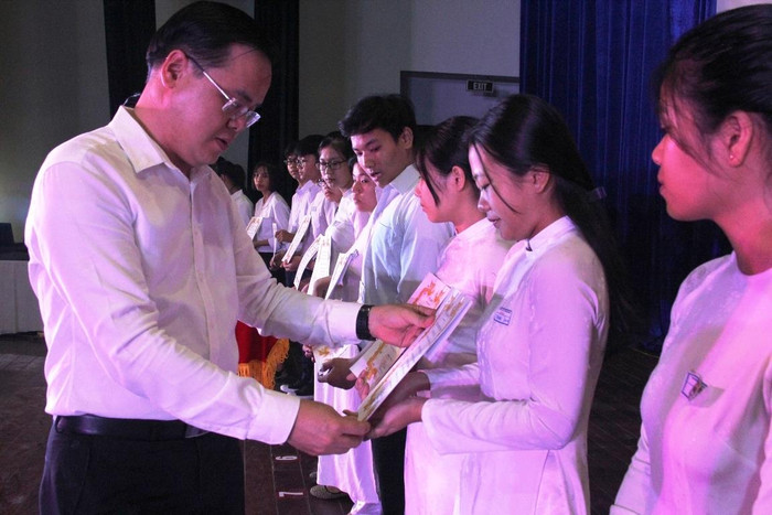 Ông Trần Nguyễn Minh Thành - Phó Giám đốc sở Giáo dục và Đào tạo Đà Nẵng trao học bổng cho học sinh nghèo vượt khó. Ảnh: TT. Ông Trần Nguyễn Minh Thành - Phó Giám đốc sở Giáo dục và Đào tạo Đà Nẵng trao học bổng cho học sinh nghèo vượt khó. Ảnh: TT.