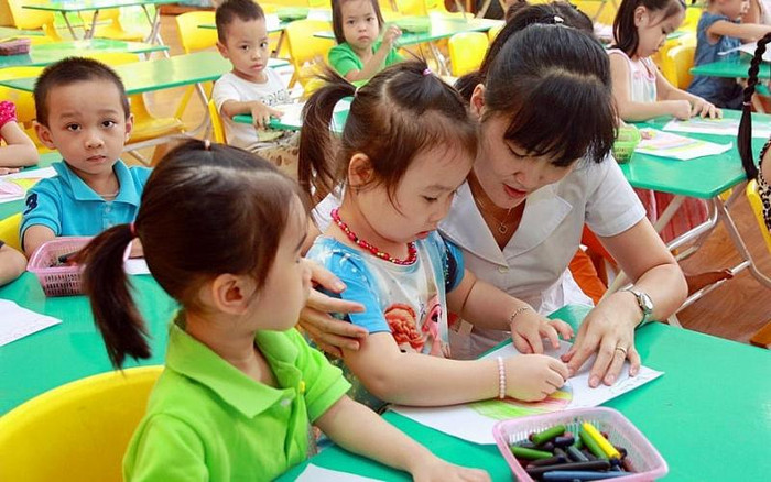 Giáo viên mầm non phải kiêm nhiệm thêm nhiều công việc nhưng mức lương hiện đang thấp (Ảnh: Cổng thông tin điện tử Bộ Giáo dục và Đào tạo) Giáo viên mầm non phải kiêm nhiệm thêm nhiều công việc nhưng mức lương hiện đang thấp (Ảnh: Cổng thông tin điện tử Bộ Giáo dục và Đào tạo)