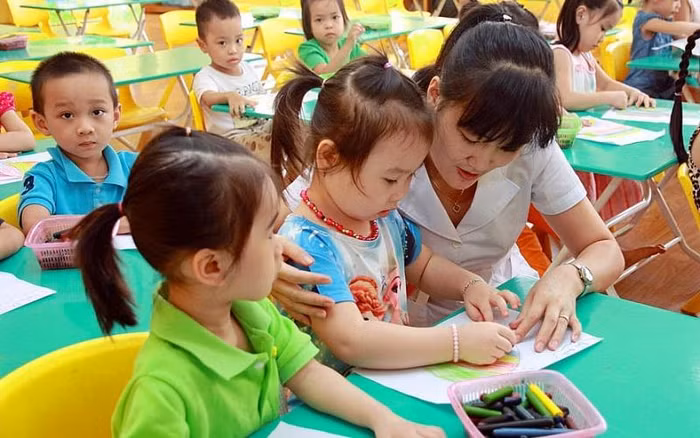 Giáo viên mầm non phải kiêm nhiệm thêm nhiều công việc nhưng mức lương hiện đang thấp (Ảnh: Cổng thông tin điện tử Bộ Giáo dục và Đào tạo)