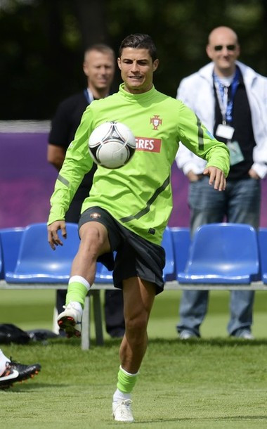 Ronaldo đang rất tích cực tập luyện chuẩn bị cho trận đấu mở màn của Bồ Đào Nha gặp Đức ở "Bảng tử thần" Ronaldo đang rất tích cực tập luyện chuẩn bị cho trận đấu mở màn của Bồ Đào Nha gặp Đức ở "Bảng tử thần"