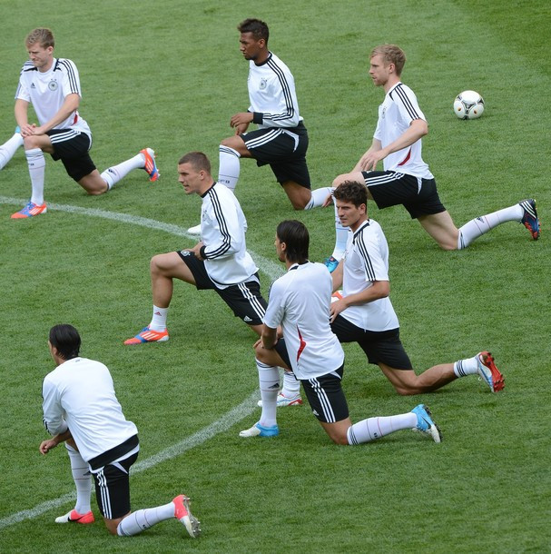 Trong khi đó, thầy trò HLV Joachim Loew cũng đang chuẩn bị rất nghiêm túc cho trận đấu gặp người Bồ Trong khi đó, thầy trò HLV Joachim Loew cũng đang chuẩn bị rất nghiêm túc cho trận đấu gặp người Bồ