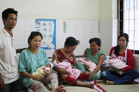 Vợ chồng anh Đồng-chị Tình (bên trái) và 4 "công chúa" với sự tiếp sức của thân nhân