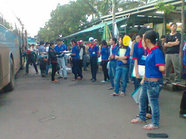 Dù nhiệt tình nhưng đôi lúc các chiến sĩ tình nguyện vẫn khiến phụ huynh đau đầu.