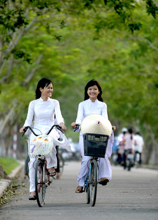 ...Bên cạnh đó vẫn còn nhiều cô gái con nhà, nghe lời cha mẹ, ăn mặc kín đáo, nhẹ nhàng, nền nếp dễ coi, không tốn kém và rất hay là chính các cô này mới là đối tượng chính của các chàng trai tìm vợ. Cô gái Hà Nội cũng không bao giờ ngồi xổm trên vỉa hè, dạng hai chân đến một trăm hai mươi độ, hắt nước ào ào, khiến khách đi đường không biết đâu mà tránh. ...Bên cạnh đó vẫn còn nhiều cô gái con nhà, nghe lời cha mẹ, ăn mặc kín đáo, nhẹ nhàng, nền nếp dễ coi, không tốn kém và rất hay là chính các cô này mới là đối tượng chính của các chàng trai tìm vợ. Cô gái Hà Nội cũng không bao giờ ngồi xổm trên vỉa hè, dạng hai chân đến một trăm hai mươi độ, hắt nước ào ào, khiến khách đi đường không biết đâu mà tránh.