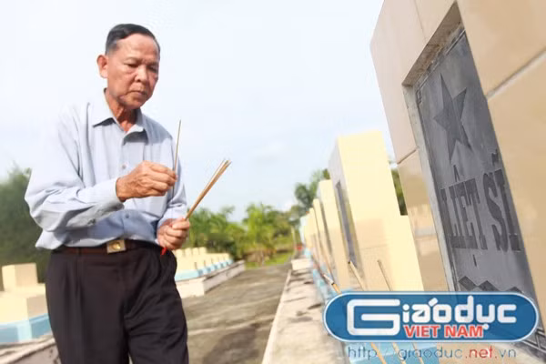 Tướng Thành thắp hương tại nghĩa trang thương binh liệt sĩ