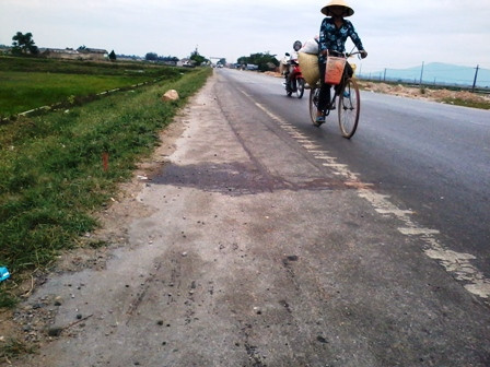 Hiện trường nơi xảy ra án mạng của anh Sơn trên Quốc lộ 1A. Người nhà cho biết, vừa ra đến đường cái, anh Sơn liền lao đầu vào chiếc xe container chạy hướng bắc nam, nhưng bị húc văng bật ra bên trái đường, ngay sau đó tiếp tục bị chiếc xe ô tô khách cán ngang người và kéo rê hàng chục mét. Ảnh minh họa