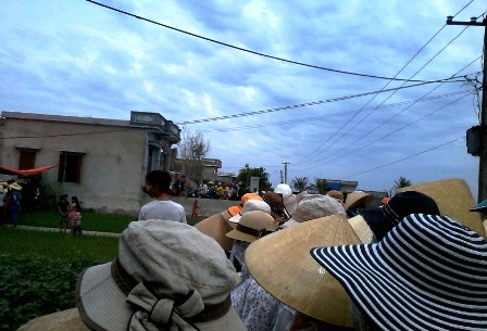 Vụ án thương tâm khiến làng quê nghèo xôn xao. Hàng trăm người dân địa phương đã đến chia buồn cùng gia đình tang chủ Ảnh minh họa