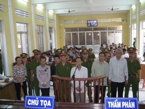 Các bị cáo trả lời thẩm tra lý lịch