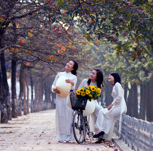 ... Riêng khuôn mặt, phụ nữ Hà Nội xưa nay vẫn hấp dẫn lạ lùng cho mọi con mắt, mọi trái tim từ người thợ đến nhà thơ. Ngay từ bé thơ, người mẹ đã biết làm cho khuôn mặt thơ ngây của bé thành đáng yêu, lớn thành thiếu nữ rồi thanh nữ, khuôn mặt vẫn là sự tự hào của nhiều cô gái. ... Riêng khuôn mặt, phụ nữ Hà Nội xưa nay vẫn hấp dẫn lạ lùng cho mọi con mắt, mọi trái tim từ người thợ đến nhà thơ. Ngay từ bé thơ, người mẹ đã biết làm cho khuôn mặt thơ ngây của bé thành đáng yêu, lớn thành thiếu nữ rồi thanh nữ, khuôn mặt vẫn là sự tự hào của nhiều cô gái.