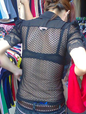 ... Nay thời đại của giao lưu quốc tế, tối tối các thứ váy lạ mắt được phô ra trên màn ảnh nhỏ, nhất là các chương trình gọi là ca nhạc quốc tế, hát cái gì không hiểu, chỉ thấy nhảy như điên, tốc các thứ lên... cho nên không lạ, con gái Hà Nội cũng bắt đầu bắt chước... mặc đủ các thứ váy, lộ cả những chỗ cần che đậy... ... Nay thời đại của giao lưu quốc tế, tối tối các thứ váy lạ mắt được phô ra trên màn ảnh nhỏ, nhất là các chương trình gọi là ca nhạc quốc tế, hát cái gì không hiểu, chỉ thấy nhảy như điên, tốc các thứ lên... cho nên không lạ, con gái Hà Nội cũng bắt đầu bắt chước... mặc đủ các thứ váy, lộ cả những chỗ cần che đậy...