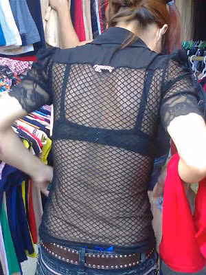 ... Nay thời đại của giao lưu quốc tế, tối tối các thứ váy lạ mắt được phô ra trên màn ảnh nhỏ, nhất là các chương trình gọi là ca nhạc quốc tế, hát cái gì không hiểu, chỉ thấy nhảy như điên, tốc các thứ lên... cho nên không lạ, con gái Hà Nội cũng bắt đầu bắt chước... mặc đủ các thứ váy, lộ cả những chỗ cần che đậy...