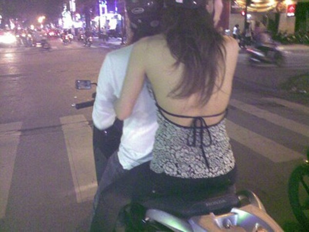 ....Từ cái ngả ngốn này đến cái ngả ngốn khác, khoảng cách chỉ là hạt thóc. ....Từ cái ngả ngốn này đến cái ngả ngốn khác, khoảng cách chỉ là hạt thóc.