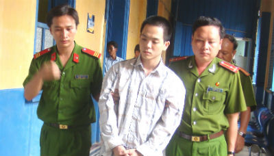 /Uploaded/thuhien/2012_07_08/20120708-091755-1-images658884-Bi-cao-Quang-dang-bi-dan-giai-ve-trai-giam.jpeg