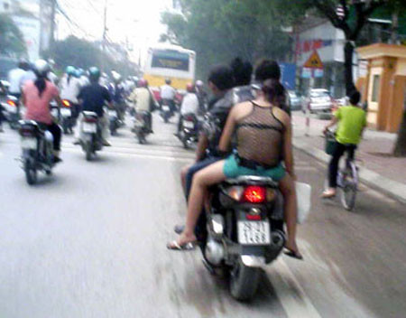 Trong tuyển tập Thú ăn chơi người Hà Nội, nhà văn Băng Sơn đã từng buồn: "Thời đại thay đổi. Xe máy là chính. Chấp nhận. Nhìn cô gái đi xe máy, ngồi ngả ngốn, nói cười oang oang, ôm eo lơi lả, phóng như điên nhiều người thấy buồn cho con gái Hà Nội"... Trong tuyển tập Thú ăn chơi người Hà Nội, nhà văn Băng Sơn đã từng buồn: "Thời đại thay đổi. Xe máy là chính. Chấp nhận. Nhìn cô gái đi xe máy, ngồi ngả ngốn, nói cười oang oang, ôm eo lơi lả, phóng như điên nhiều người thấy buồn cho con gái Hà Nội"...