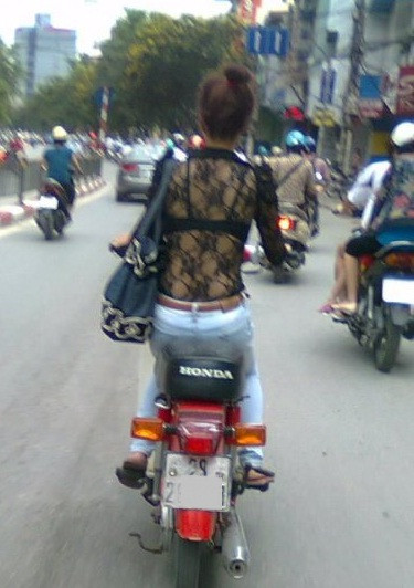 ... Những bà mẹ Hà Nội nền nếp đành chỉ lắc đầu vì không bảo được đứa con bị nhiễm bệnh thời đại, bắt chước, nhố nhăng. ... Những bà mẹ Hà Nội nền nếp đành chỉ lắc đầu vì không bảo được đứa con bị nhiễm bệnh thời đại, bắt chước, nhố nhăng.