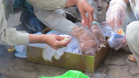 Phat hien thai nhi 7 thang tuoi trong thung rac