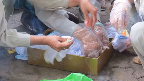 Phat hien thai nhi 7 thang tuoi trong thung rac