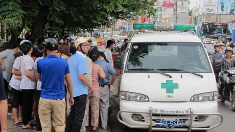 Có rất nhiều người hiếu kỳ đứng xem. Phat hien thai nhi 7 thang tuoi trong thung rac