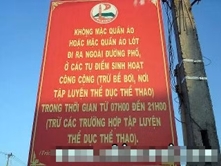 Thông báo kỳ lạ: Mặc hay không mặc?