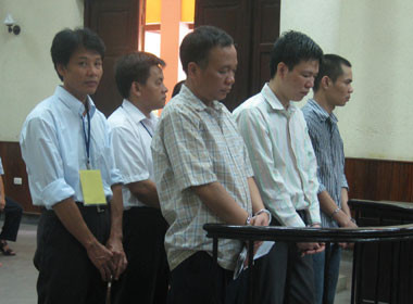 Các bị cáo trước vành móng ngựa.