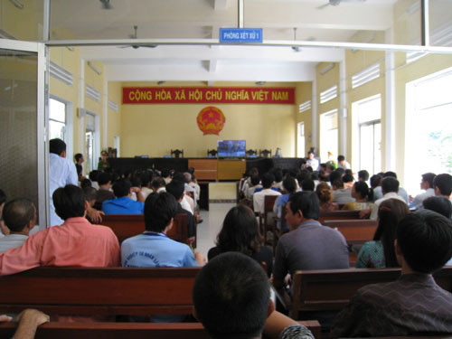 Nhiều người dân quan tâm đến dự khán phiên tòa xét xử các "quan" biến chất