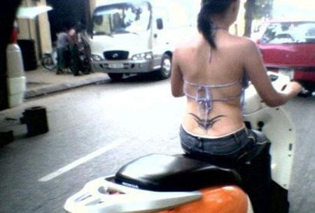 ...Người ta cũng có thể nhìn một cô gái như thế mà biết cô sinh ra trong một gia đình như thế nào và được giáo dục ra sao, nhất là bà mẹ cô có nề nếp hay buông tuồng ra sao. ...Người ta cũng có thể nhìn một cô gái như thế mà biết cô sinh ra trong một gia đình như thế nào và được giáo dục ra sao, nhất là bà mẹ cô có nề nếp hay buông tuồng ra sao.