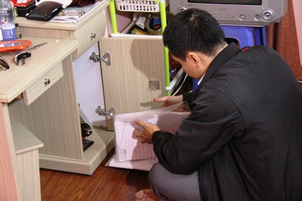 Cơ quan chức năng tiến hành khám xét nơi ở của Hà Cơ quan chức năng tiến hành khám xét nơi ở của Hà