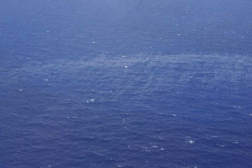 Cho đến thời điểm này, vết dầu loang vẫn là tín hiệu mới nhất từ tàu Vinalines Queen Cho đến thời điểm này, vết dầu loang vẫn là tín hiệu mới nhất từ tàu Vinalines Queen