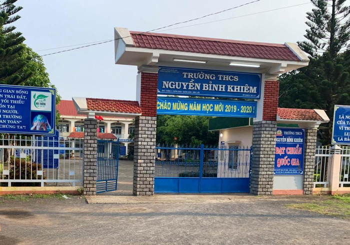 Mặc dù bị nhiều án kỷ luật trong thời gian giữ chức vụ Hiệu trưởng Trường trung học cơ sở Trần Quang Diệu nhưng ông LêThanh Hải vẫn được điều chuyển về làm Hiệu trưởng Trường trung học cơ sở Nguyễn Bỉnh Khiêm. Ảnh: MT Mặc dù bị nhiều án kỷ luật trong thời gian giữ chức vụ Hiệu trưởng Trường trung học cơ sở Trần Quang Diệu nhưng ông LêThanh Hải vẫn được điều chuyển về làm Hiệu trưởng Trường trung học cơ sở Nguyễn Bỉnh Khiêm. Ảnh: MT