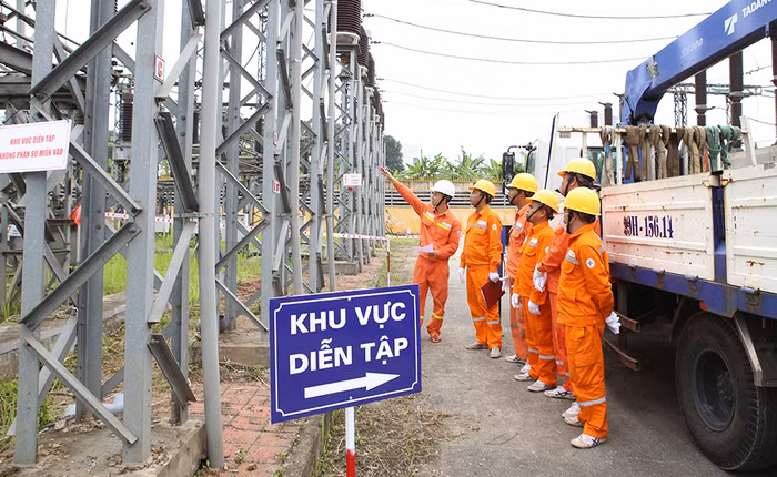 Lực lượng Công ty Lưới điện cao thế Thành phố Hà Nội hỗ trợ Truyền tải điện Hà Nội khắc phục sự cố