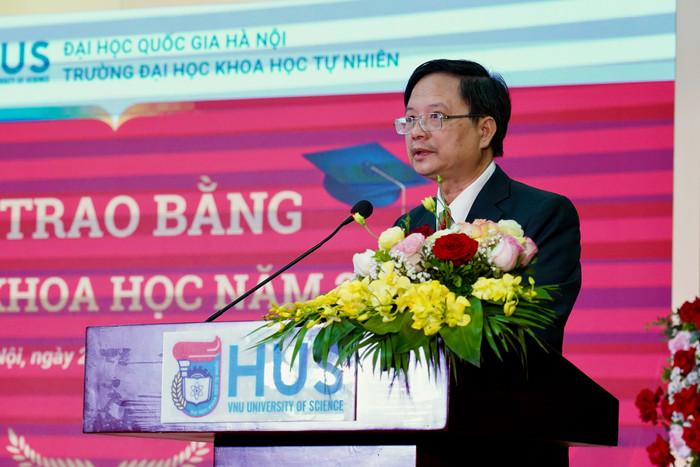 Giáo sư, Tiến sĩ khoa học Vũ Hoàng Linh - Hiệu trưởng Trường Đại học Khoa học Tự nhiên - Đại học Quốc gia Hà Nội phát biểu khai mạc buổi lễ. Ảnh: Minh Nguyệt Giáo sư, Tiến sĩ khoa học Vũ Hoàng Linh - Hiệu trưởng Trường Đại học Khoa học Tự nhiên - Đại học Quốc gia Hà Nội phát biểu khai mạc buổi lễ. Ảnh: Minh Nguyệt