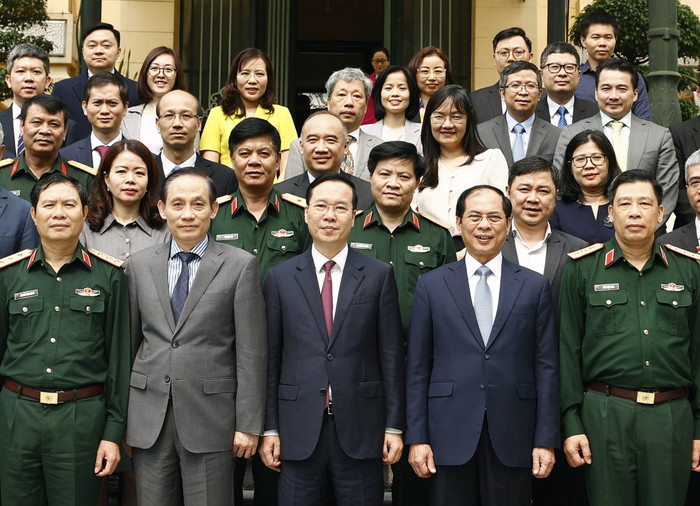 Các đại biểu dự Hội nghị chụp ảnh lưu niệm Các đại biểu dự Hội nghị chụp ảnh lưu niệm