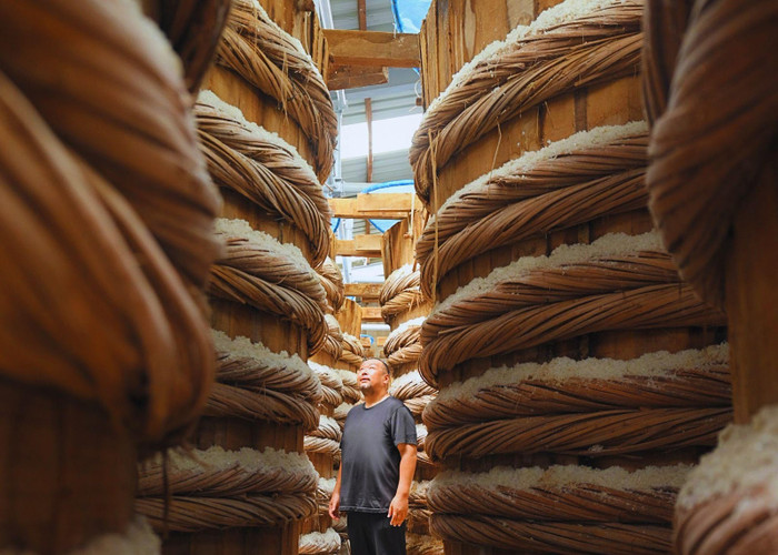 Chuyên gia ẩm thực Matsuo sửng sờ vì ấn tượng trước vẻ đẹp và quy mô hoành tráng của nhà thùng nước mắm Chin-su Phú Quốc. (Ảnh: Masan) Chuyên gia ẩm thực Matsuo sửng sờ vì ấn tượng trước vẻ đẹp và quy mô hoành tráng của nhà thùng nước mắm Chin-su Phú Quốc. (Ảnh: Masan)