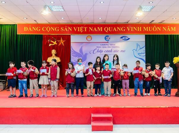 Hai bạn Đặng Vũ Ngọc Mai và Đặng Vũ Hà Châu cùng Cô Hiệu trưởng Trường Trung học cơ sở Nguyễn Đình Chiểu trao phần quà cho các bạn học sinh khiếm thị Hai bạn Đặng Vũ Ngọc Mai và Đặng Vũ Hà Châu cùng Cô Hiệu trưởng Trường Trung học cơ sở Nguyễn Đình Chiểu trao phần quà cho các bạn học sinh khiếm thị