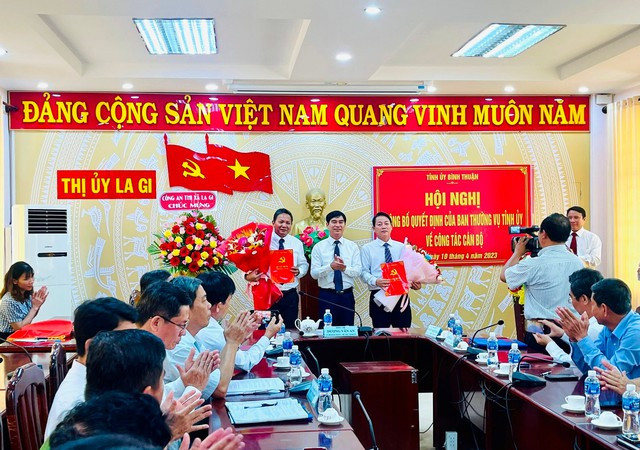 Bí thư Tỉnh ủy Bình Thuận Dương Văn An trao quyết định và chúc mừng đồng chí Phạm Văn Nam và đồng chí Nguyễn Hồng Pháp.