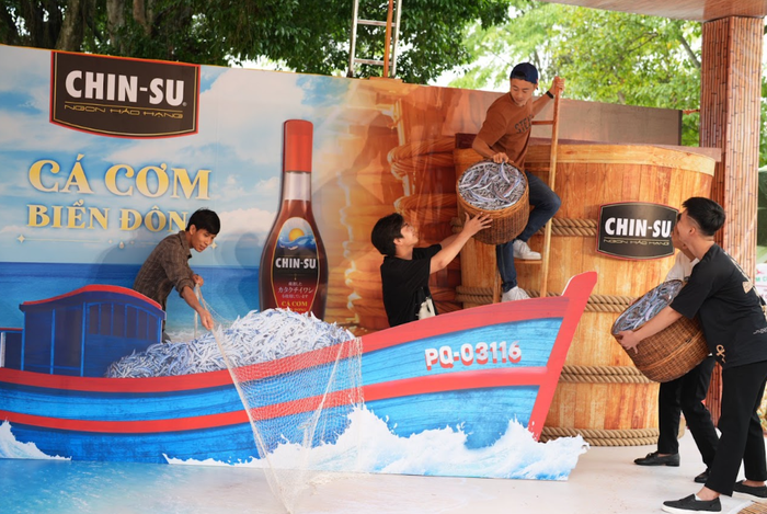 Du khách được tìm hiểu quá trình đánh bắt cá cơm Biển Đông để làm nên nước mắm Chin-su