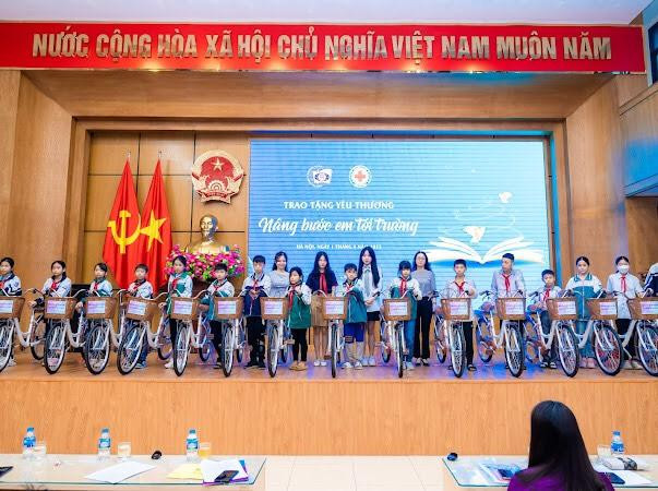 Hai bạn Đặng Vũ Ngọc Mai và Đặng Vũ Hà Châu trao tặng những chiếc xe đạp giúp các bạn học sinh khó khăn có phương tiện đến trường Hai bạn Đặng Vũ Ngọc Mai và Đặng Vũ Hà Châu trao tặng những chiếc xe đạp giúp các bạn học sinh khó khăn có phương tiện đến trường