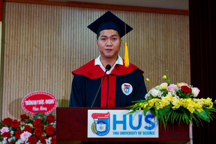 Đại diện cho các học viên, tân Thạc sĩ Phạm Viết Thành gửi lời tri ân tới gia đình, nhà trường và các thầy, cô giáo. Ảnh: Minh Nguyệt Đại diện cho các học viên, tân Thạc sĩ Phạm Viết Thành gửi lời tri ân tới gia đình, nhà trường và các thầy, cô giáo. Ảnh: Minh Nguyệt