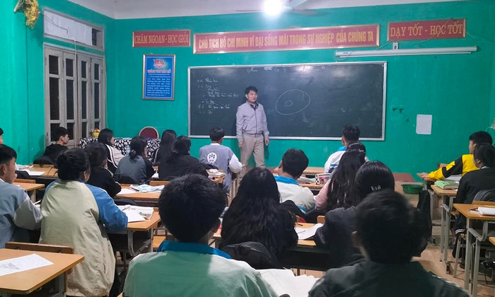 Thầy Hiệu trưởng Nguyễn Văn Tập trực tiếp giảng dạy lớp phụ đạo buổi tối. Ảnh: NVCC Thầy Hiệu trưởng Nguyễn Văn Tập trực tiếp giảng dạy lớp phụ đạo buổi tối. Ảnh: NVCC