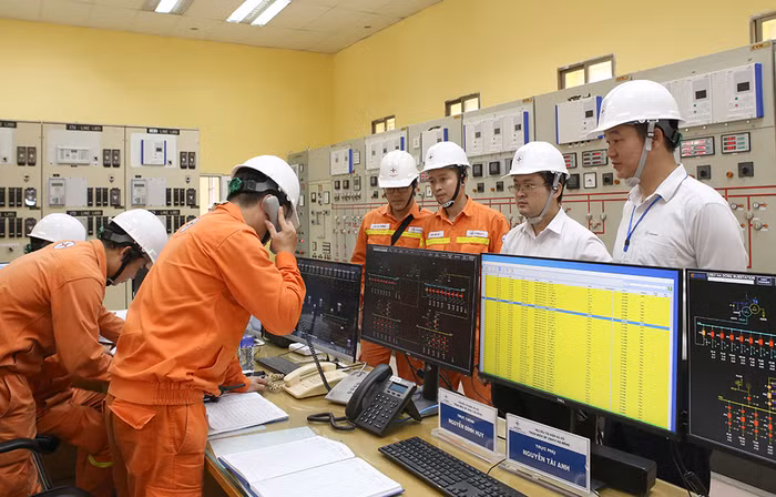 Chỉ huy trưởng buổi diễn tập Hoàng Xuân Khôi – Phó Giám đốc PTC1 nghe báo cáo hoàn thành khắc phục sự cố, hoàn thành khắc phục thông tin liên lạc