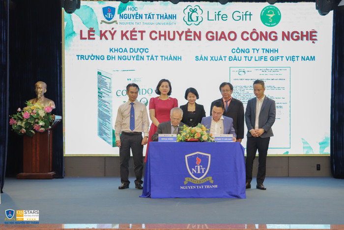 Trường Đại học Nguyễn Tất Thành và Công ty Trách nhiệm hữu hạn sản xuất đầu tư Life Gift Việt Nam ký kết biên bản ghi nhớ hợp tác chuyển giao công nghệ sản phẩm trà tiêu độc. Trường Đại học Nguyễn Tất Thành và Công ty Trách nhiệm hữu hạn sản xuất đầu tư Life Gift Việt Nam ký kết biên bản ghi nhớ hợp tác chuyển giao công nghệ sản phẩm trà tiêu độc.