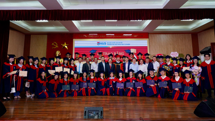Các thầy cô và tân thạc sĩ chụp ảnh kỷ niệm. Ảnh: Minh Nguyệt Các thầy cô và tân thạc sĩ chụp ảnh kỷ niệm. Ảnh: Minh Nguyệt