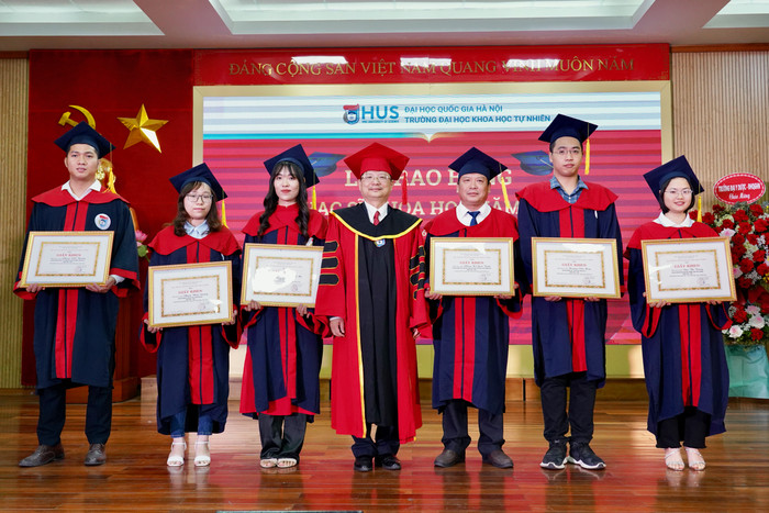 Khen thưởng các tân thạc sĩ có thành tích xuất sắc toàn khoá học. Ảnh: Minh Nguyệt Khen thưởng các tân thạc sĩ có thành tích xuất sắc toàn khoá học. Ảnh: Minh Nguyệt